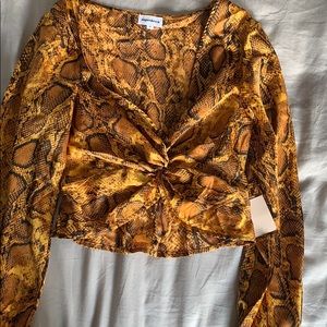 Super cute long sleeve crop